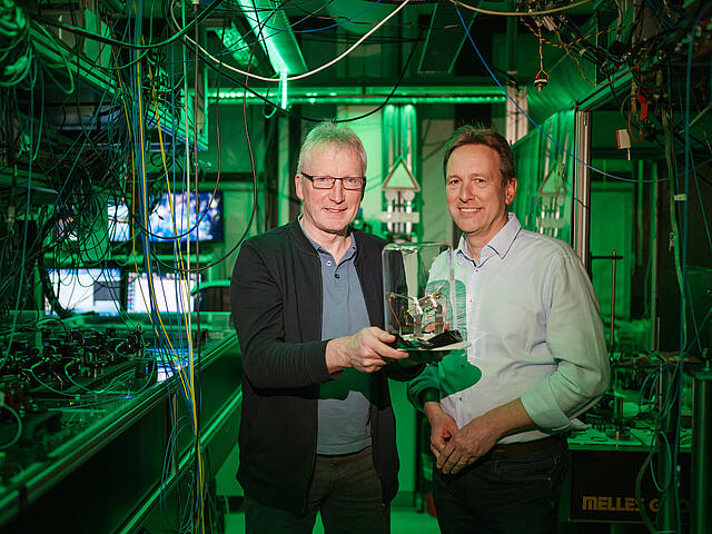 Die Physik-Professoren Jürgen Eschner und Christoph Becher stehen hier im Quantenlabor der Universität des Saarlandes.